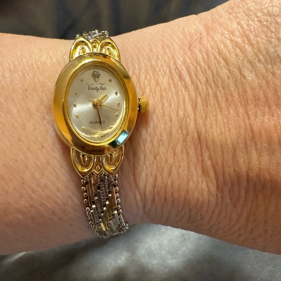 Vintage Vanity Fair Quartz Watch gold two tone 6 1/2” band, excellent condition - Picture 1 of 9
